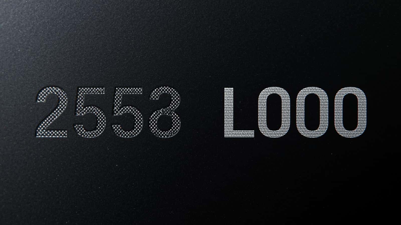 1765419583874853.jpg Ultra high‑resolution close‑up of a dark black plastic surface used in industrial production. On the left area, show crisp, opaque white alphanumeric codes created by pigmented inkj.jpg
